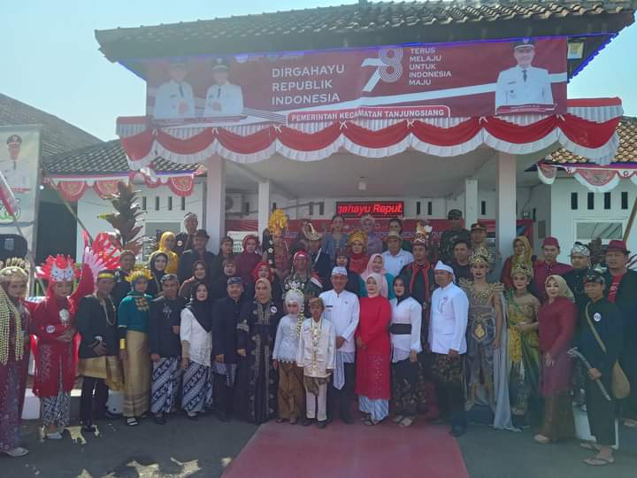 Masih Dalam Rangkaian Milangkala Kecamatan Tanjungsiang Ke-36 Dan Memperingati HUT RI Ke-78 Camat Tanjungsiang Adakan Lomba Fashion show