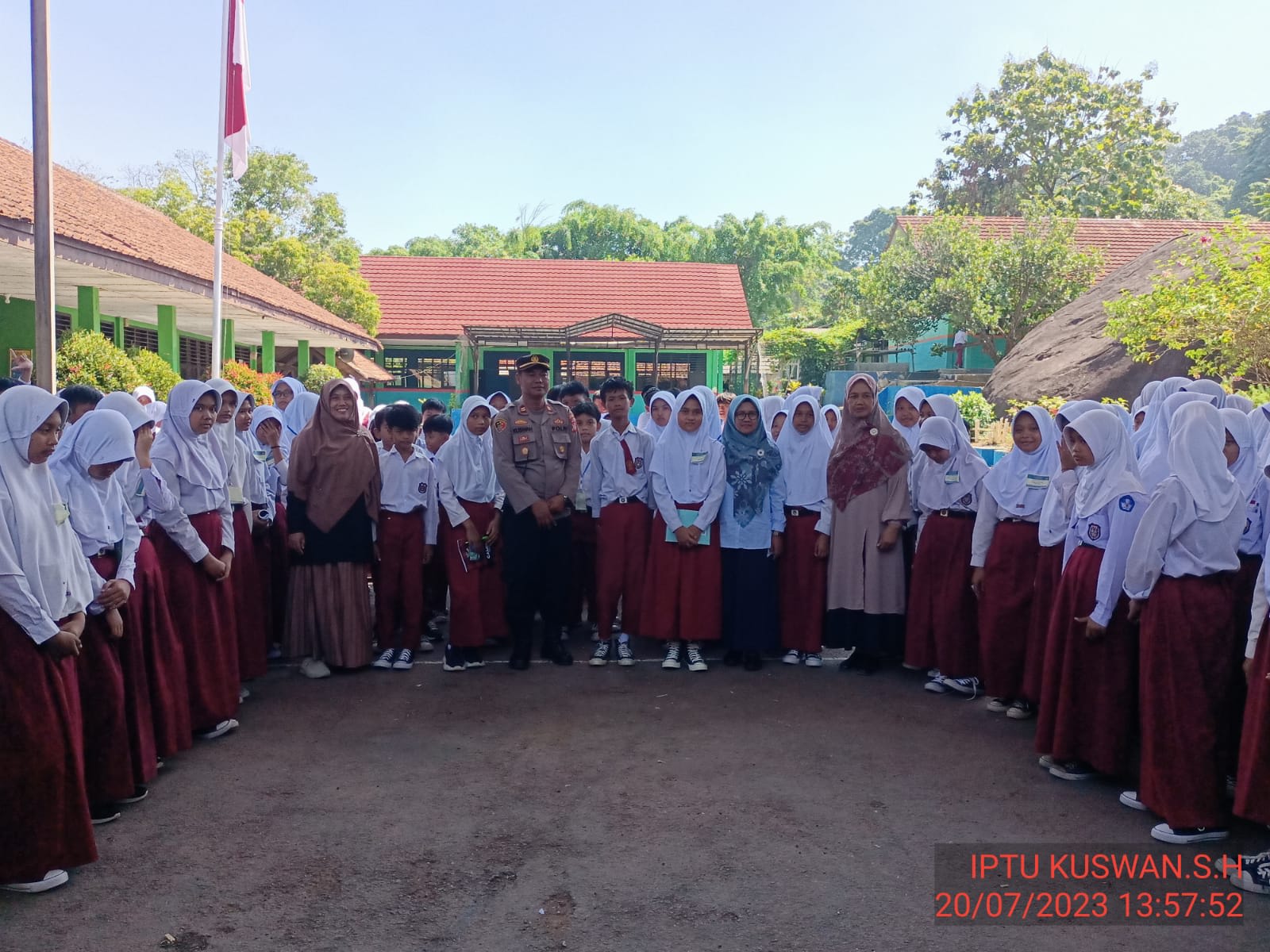 Giat Kapolsek Cijambe memberikan Binluh MPLS di SMPN 1 Cijambe