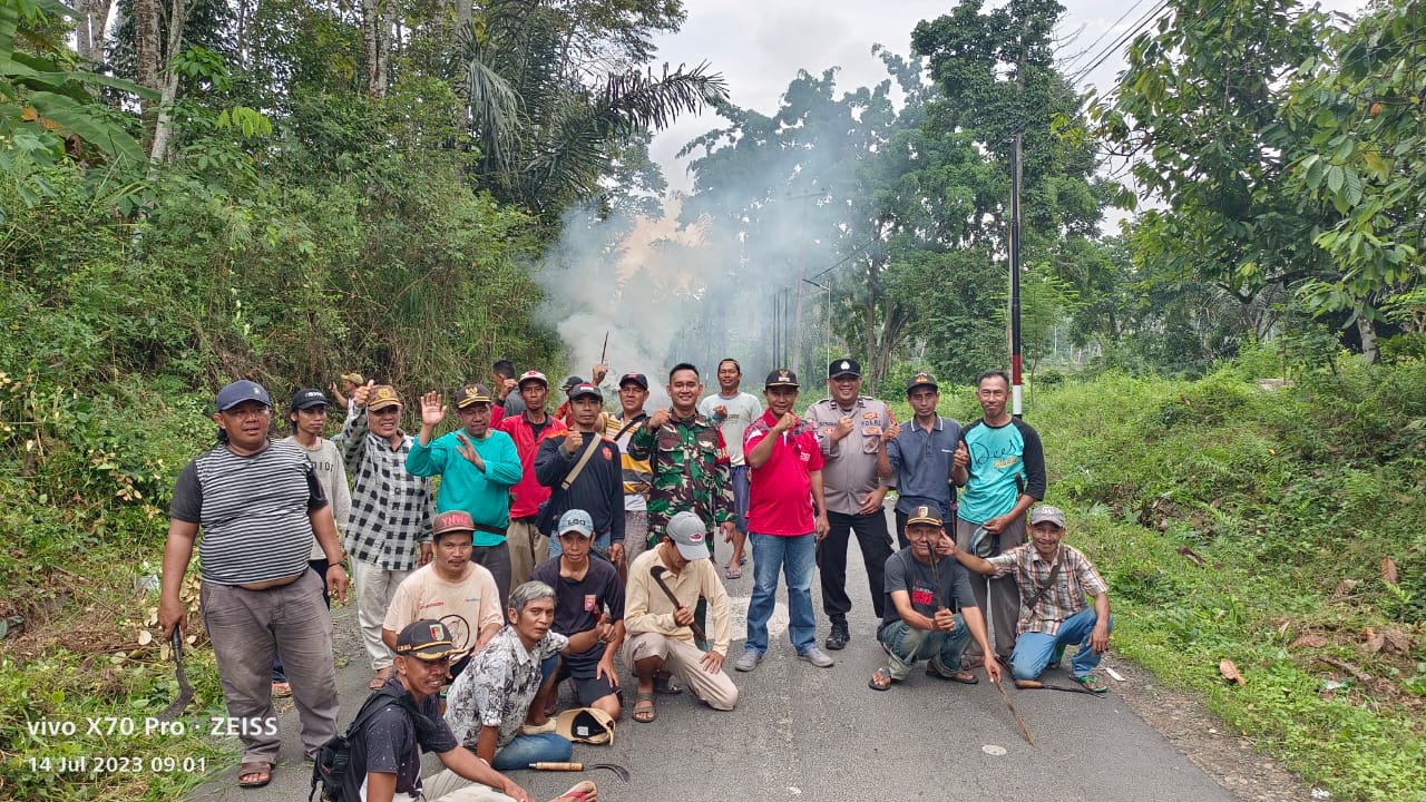 Pemdes Panengahan Way Khilau Lakukan Gotong Royong Jum’at Bersih Jelang Hut Pesawaran Ke 16 Tahun