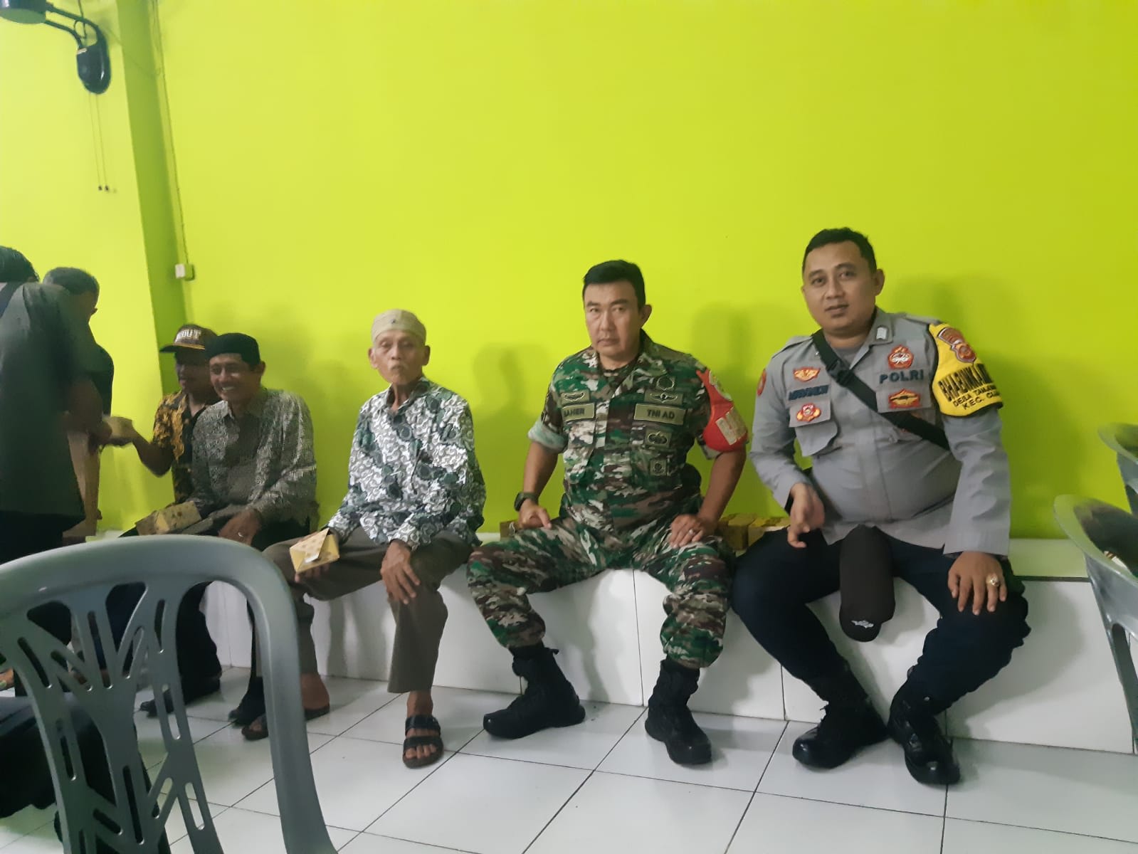 SINERGITAS BHABINKAMTIBMAS POLRI DAN BABINSA TNI AD DESA TANJUNGWANGI SAMBIL SILATURAHMI KAMTIBMAS