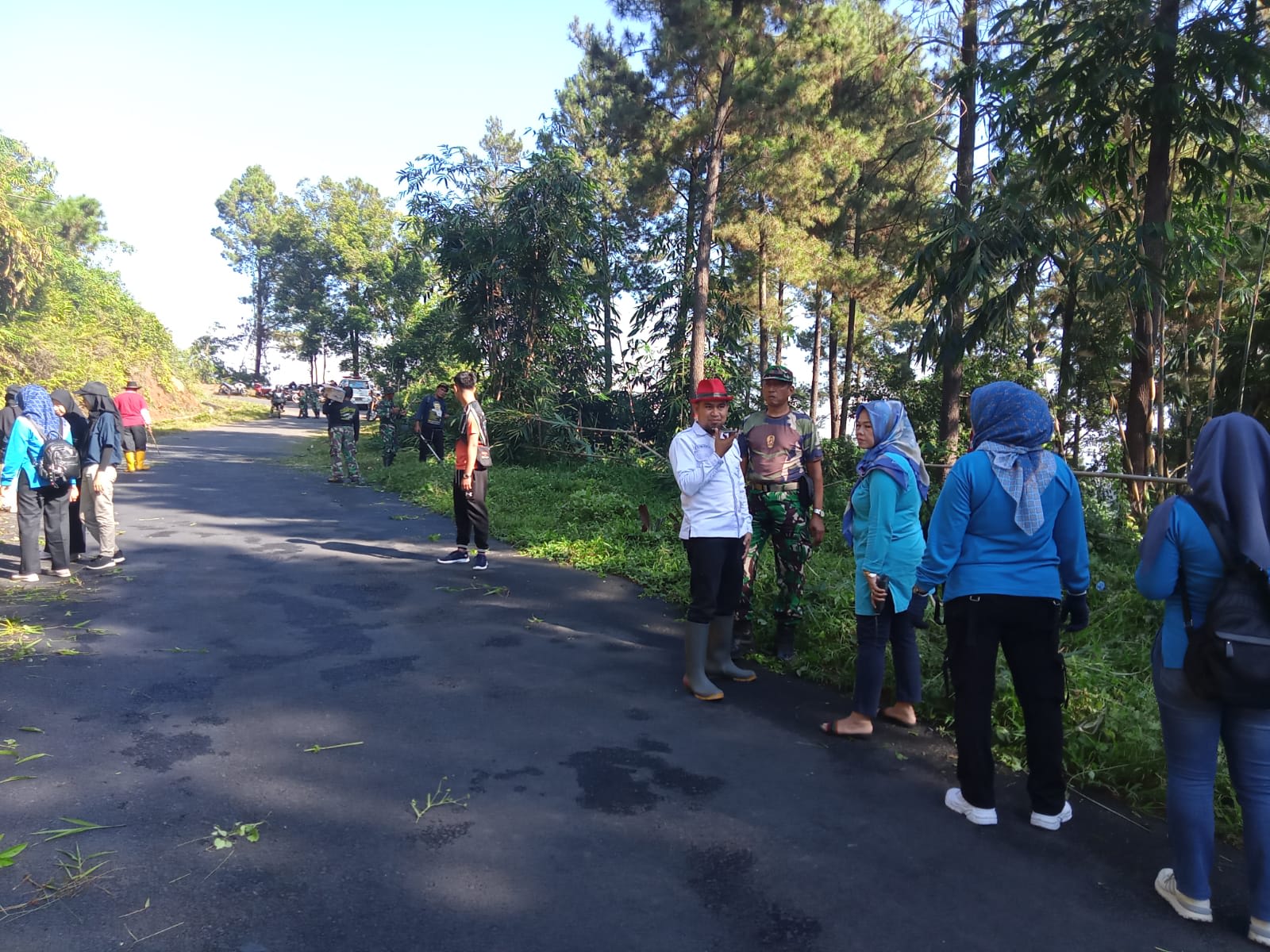 Porkopincam Cisalak Gerakkan 9 Desa Untuk Bersihkan Bahu Jalan Menuju Ke Desa Cupunagara
