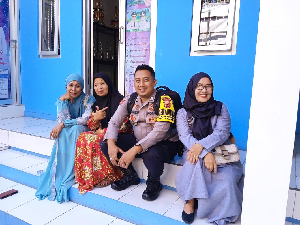 BHABINKAMTIBMAS LAKSANAKAN SILATURAHMI SAMBIL SOSIALISASIKAN TPPO PADA WARGA BINAAN DI WILKUM POLSEK CIJAMBE