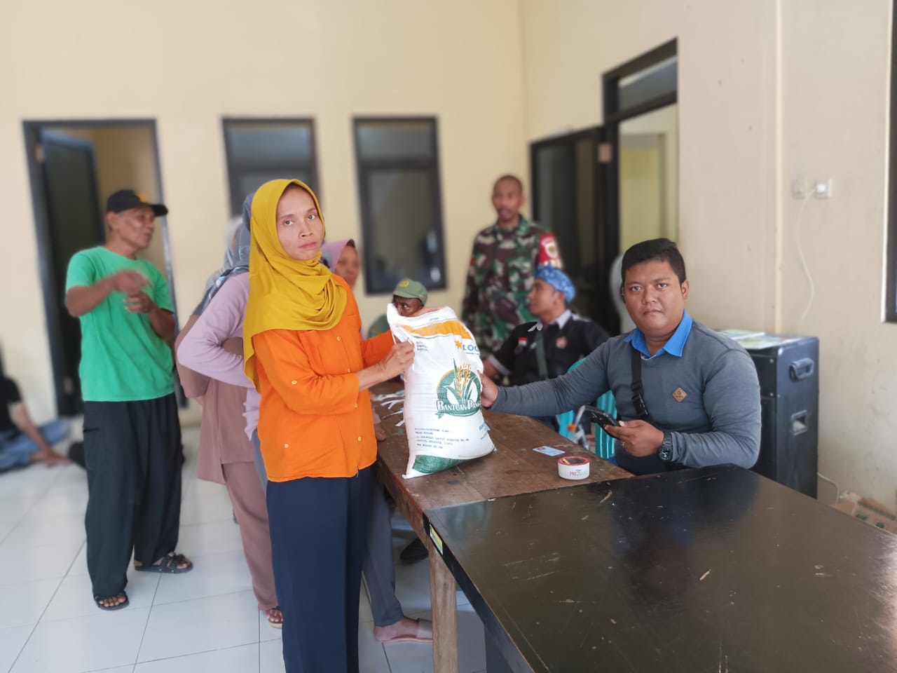 BERAS 10KG KEMBALI DITERIMA KPM BPNT PKH DESA BANTARSARI KEC. CIJAMBE KAB. SUBANG