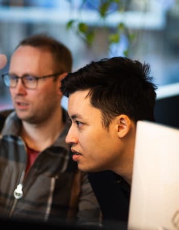 Yne-konsulent smiler