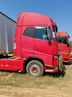 Volvo 480 Globetrotter Truck Tractor 5