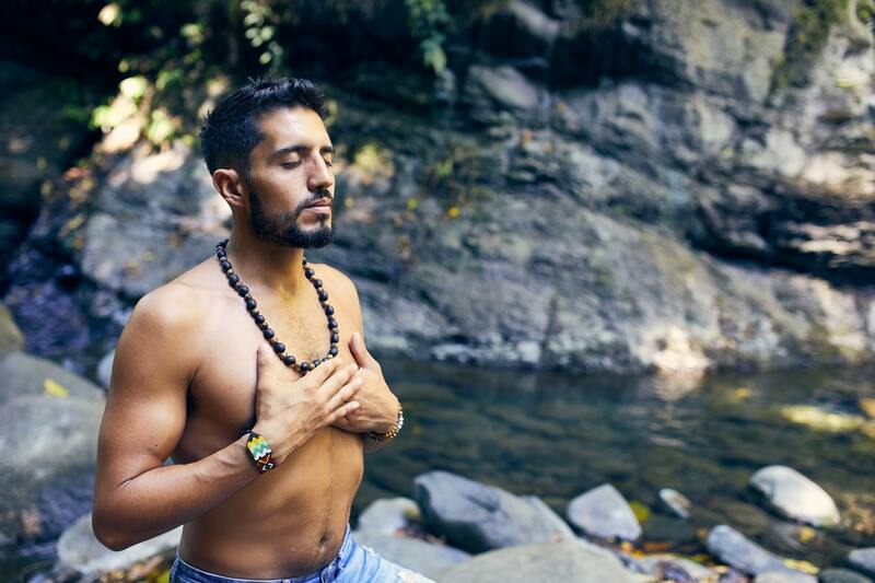 pria melakukan tadasana untuk meningkatkan chakra