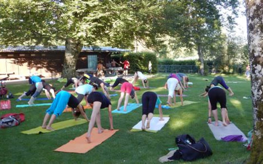 Yoga draussen – zum Beispiel am See