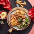 Schnitzel, chips & salad