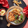 Schnitzel, chips & salad