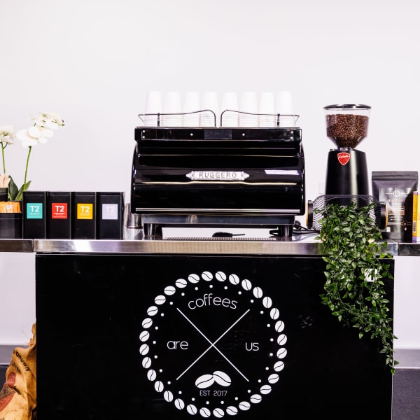 U etagini kotarib, eshagini korsatdi.