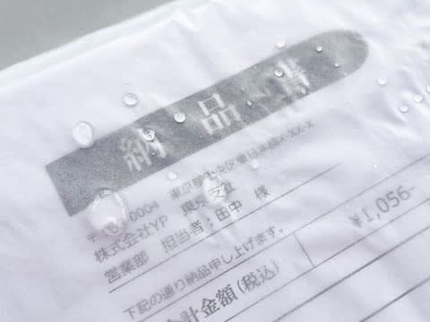 撥水ニス加工で水を弾いている様子