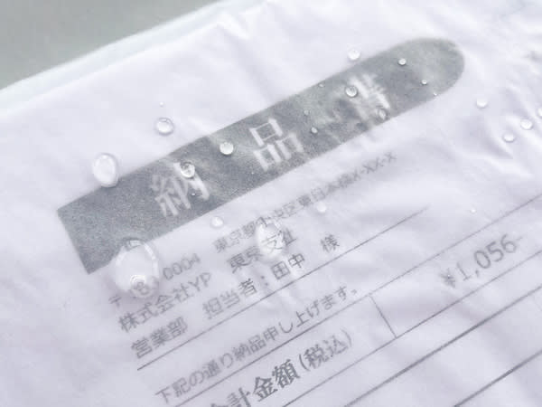 撥水ニス加工で水を弾いている様子
