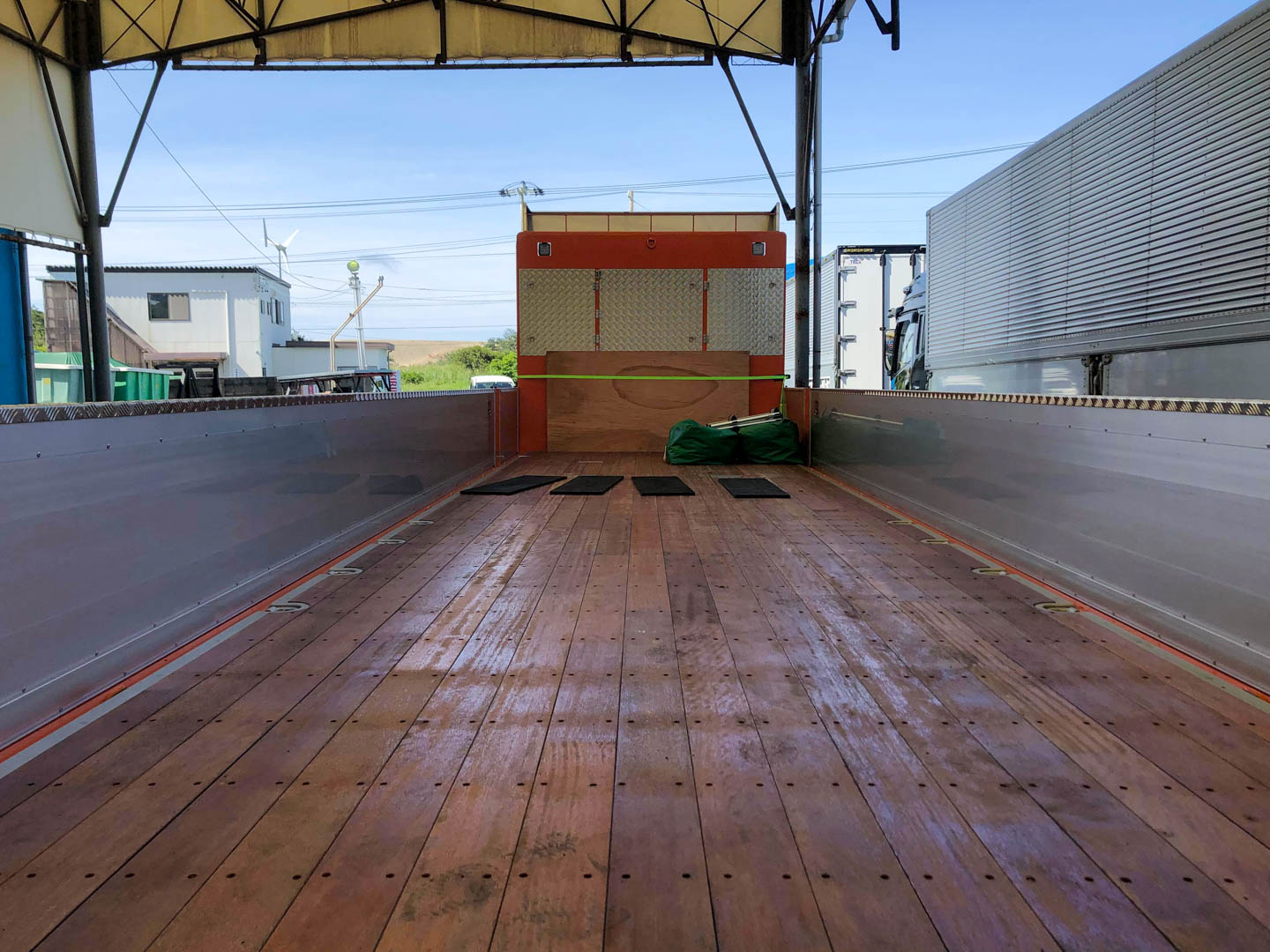 大型平ボディを導入しました。 3