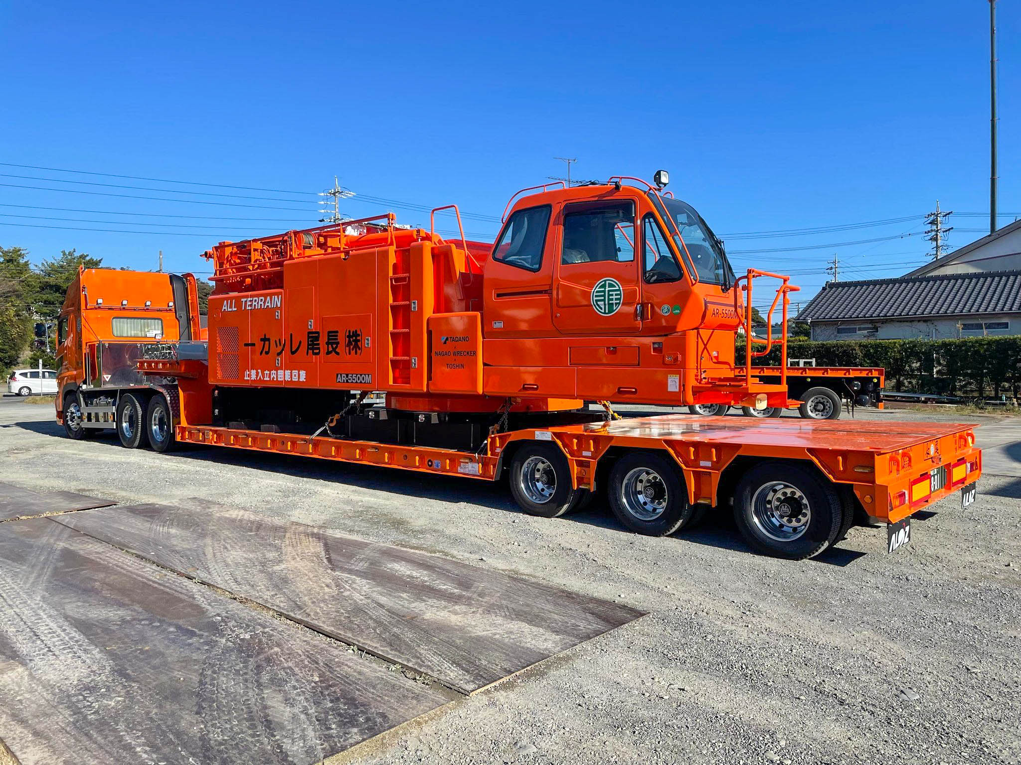 三軸低床舵切トレーラーを導入しました。 3