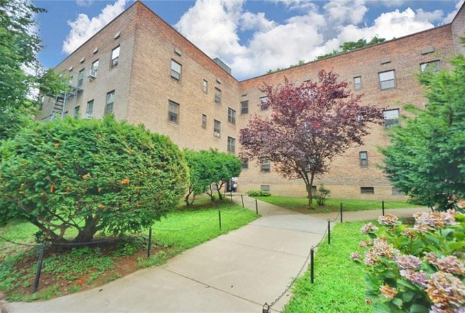 Rent an apartment to tourists for a day through Your Price Booking | Kew Gardens Hills, Queens, New York City, USA