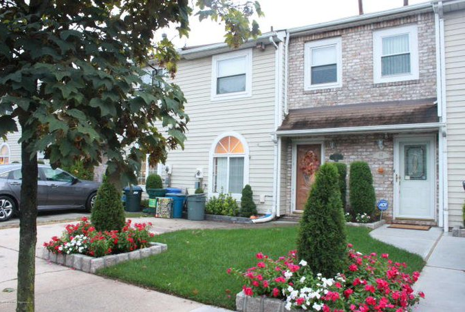 Rent an apartment to tourists for a day through Your Price Booking | Bulls Head, Staten Island, New York City, USA