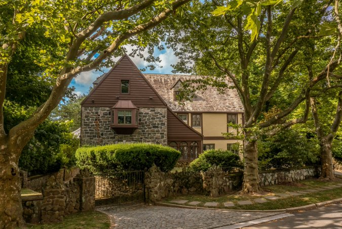 Rent an apartment to tourists for a day through Your Price Booking | Emerson Hill, Staten Island, New York City, USA
