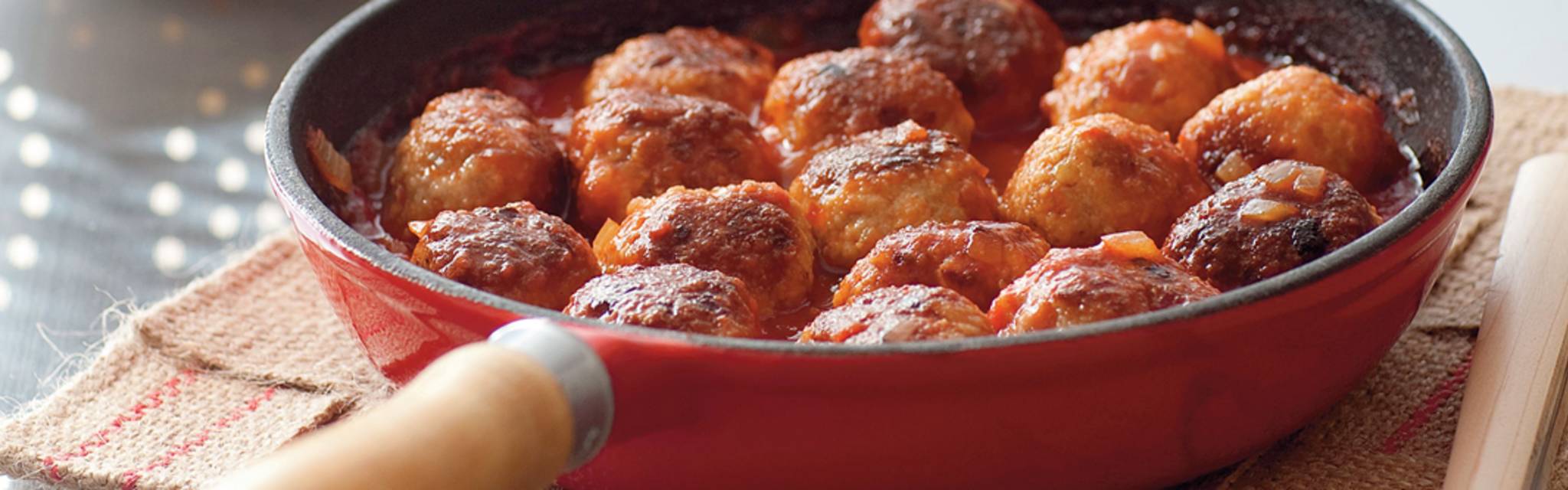 526f95a44420f wfd chicken meatballs in tomato sauce 1