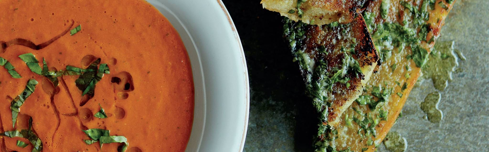 Quick tomato and basil soup with roasted garlic bread