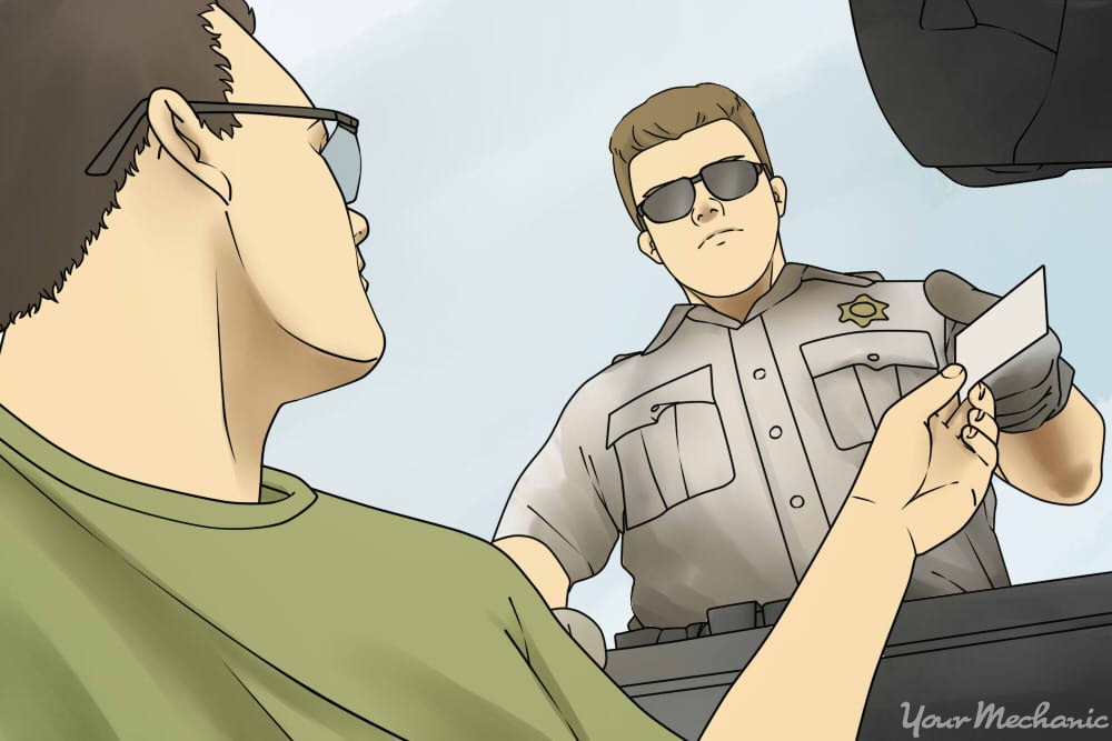 男子将信息交给警察