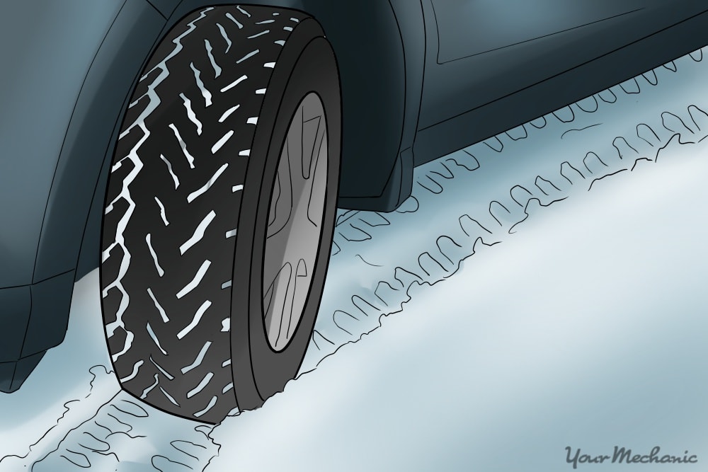 在白雪皑皑的道路上驾驶的汽车