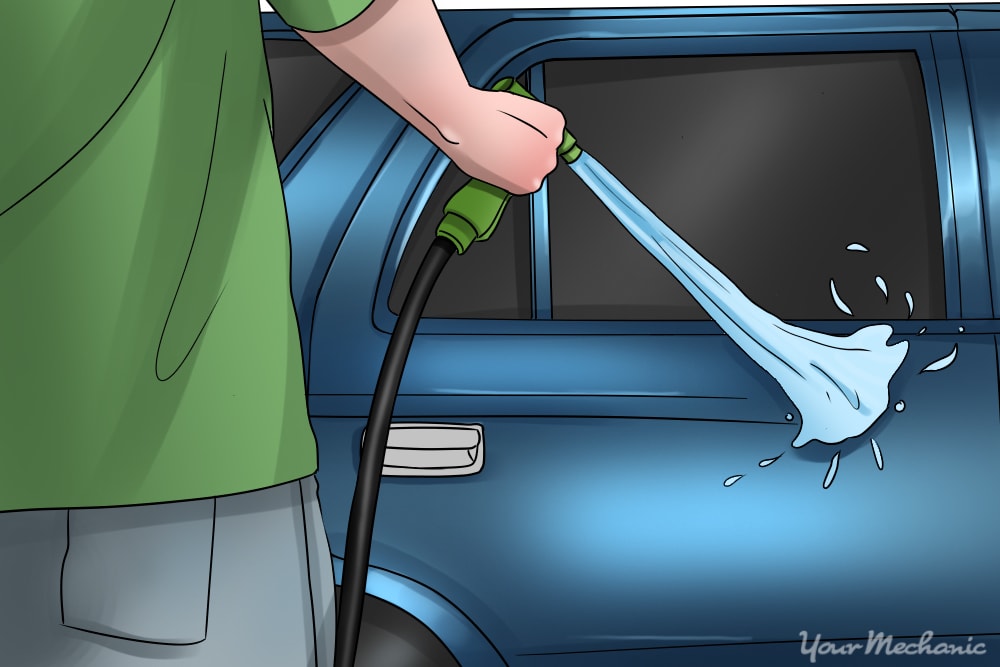 男人用软管喷水车