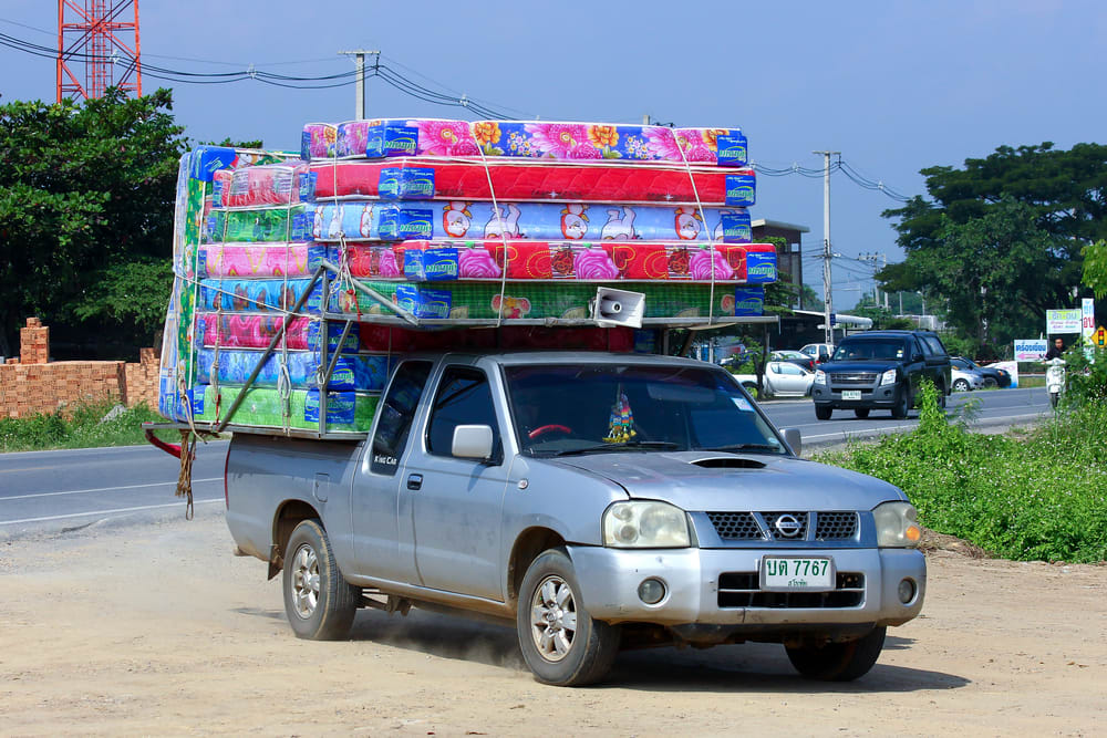 queen mattress on car roof