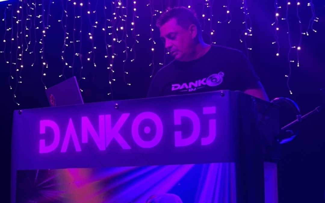 DANKO DJ pinchando en la cabina