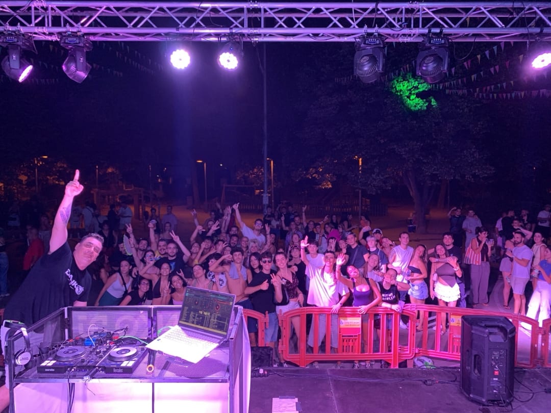 Público bailando frente al escenario durante una actuación de DANKO DJ en un festival nocturno