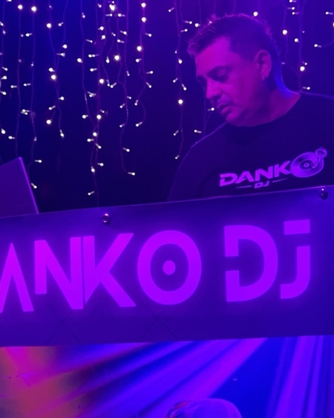 DANKO DJ pinchando en la cabina