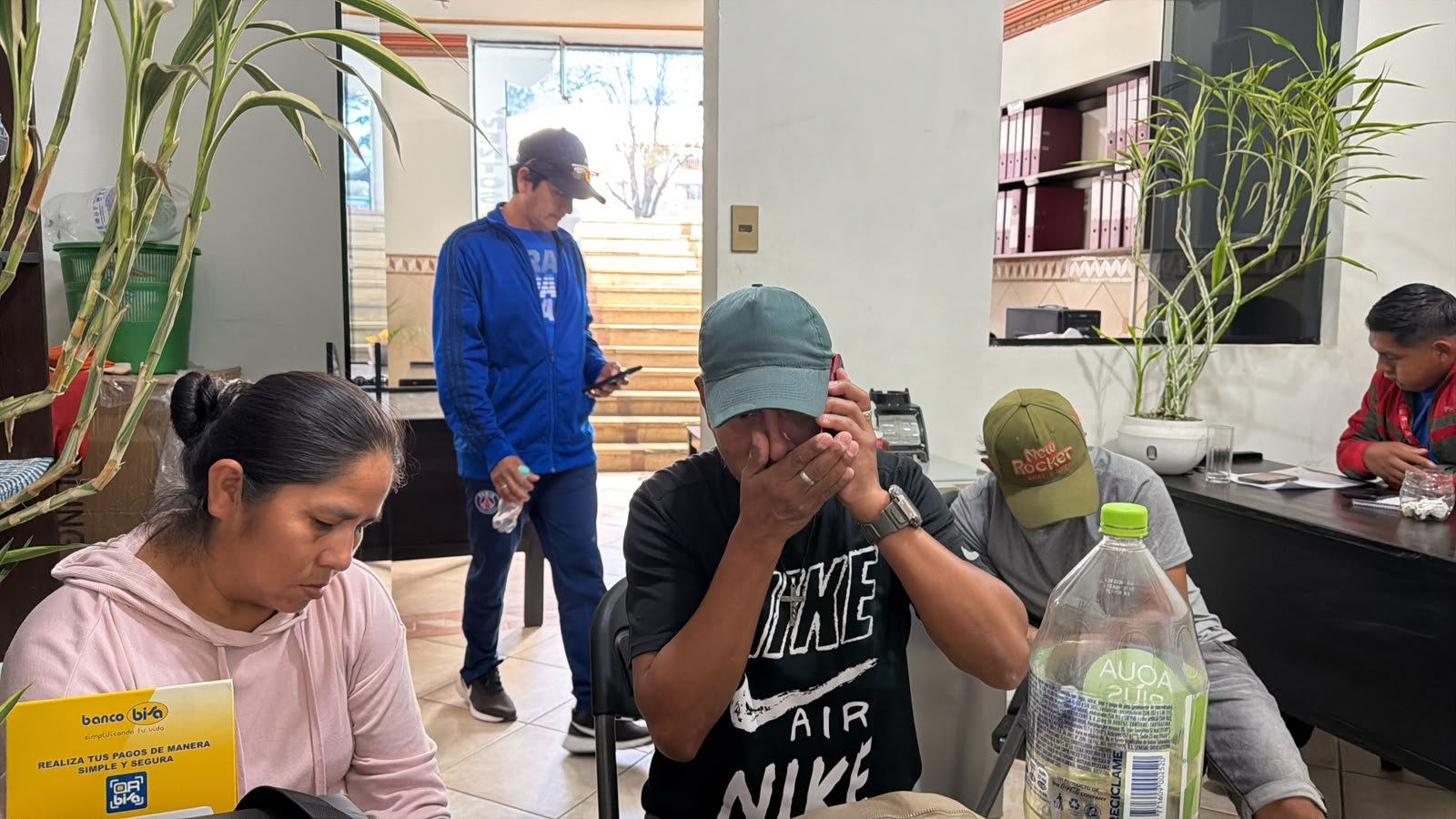 Equipo conversando durante una reunión de trabajo