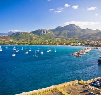 The Ultimate Summer Experience Starts on a Yacht