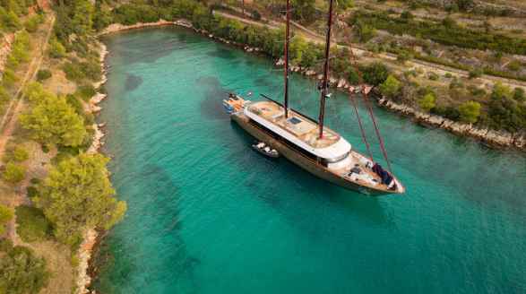 Anetta, 40m charter yacht