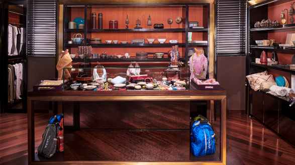 62m charter yacht Aqua Mekong boutique