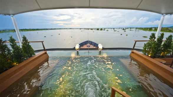 62m charter yacht Aqua Mekong - deck plunge pool