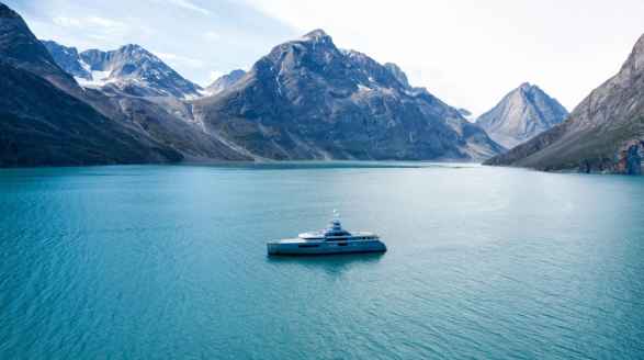75.3m motor yacht Cloudbreak for charter