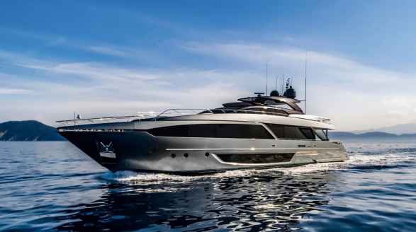 33m charter yacht Figurati