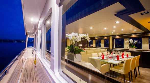 30.4m motor yacht GATSBY for charter - side view of the main deck 
