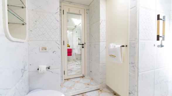 Khalilah 50m Palmer Johnson VIP suite bathroom