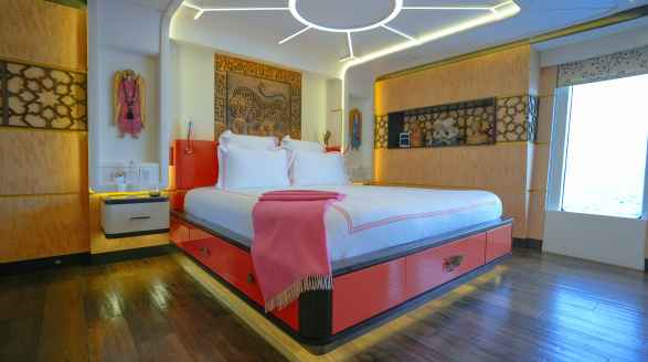 Khalilah 50m Palmer Johnson master suite