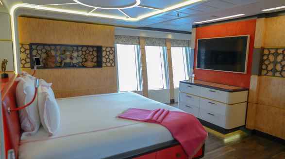 Khalilah 50m Palmer Johnson master suite