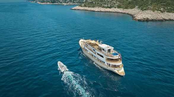 La Perla, 39.7m charter yacht