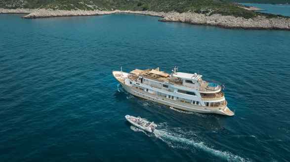 La Perla, 39.7m charter yacht
