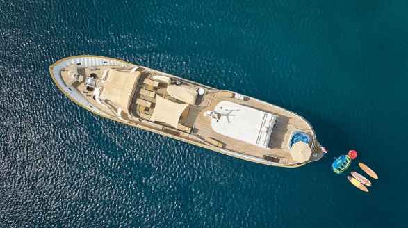La Perla, 39.7m charter yacht