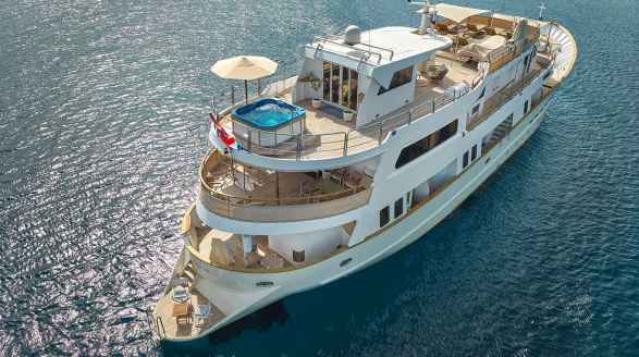 La Perla, 39.7m charter yacht