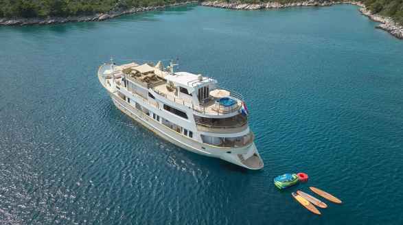 La Perla, 39.7m charter yacht