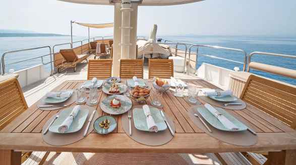 La Perla, 39.7m charter yacht