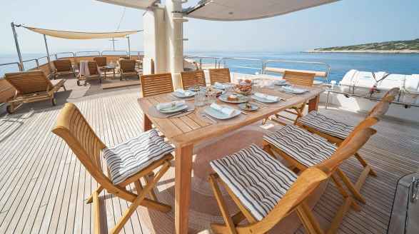 La Perla, 39.7m charter yacht