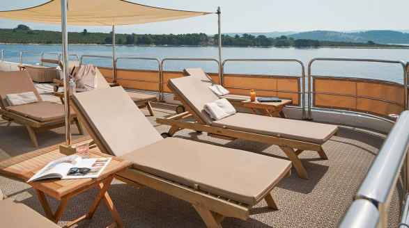 La Perla, 39.7m charter yacht