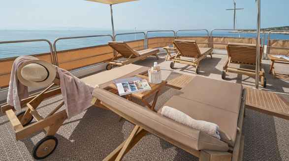 La Perla, 39.7m charter yacht